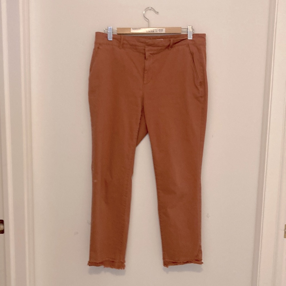Cropped Pants in Stretch Twill. Double frayed hem